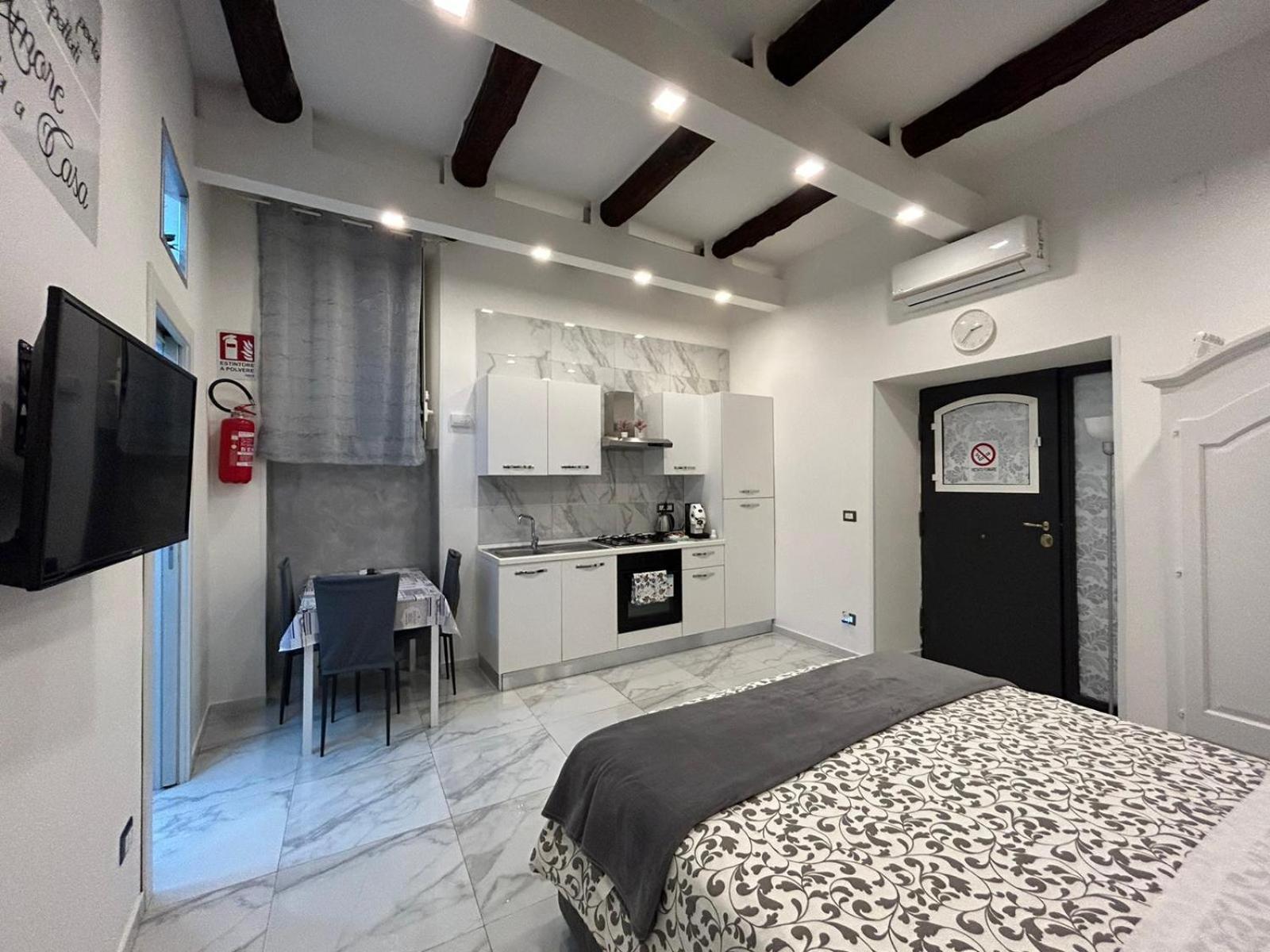 Villa Casa Tolentino Al Centro Di Napoli Esterno foto