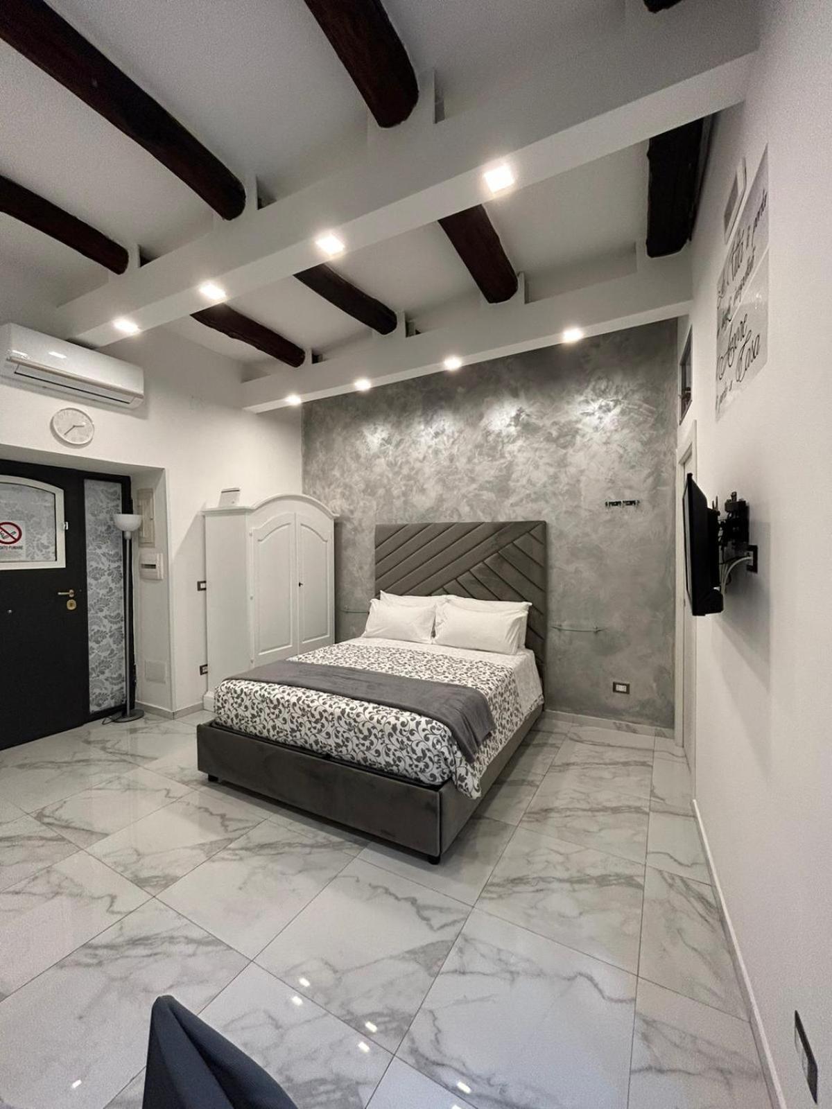Villa Casa Tolentino Al Centro Di Napoli Esterno foto